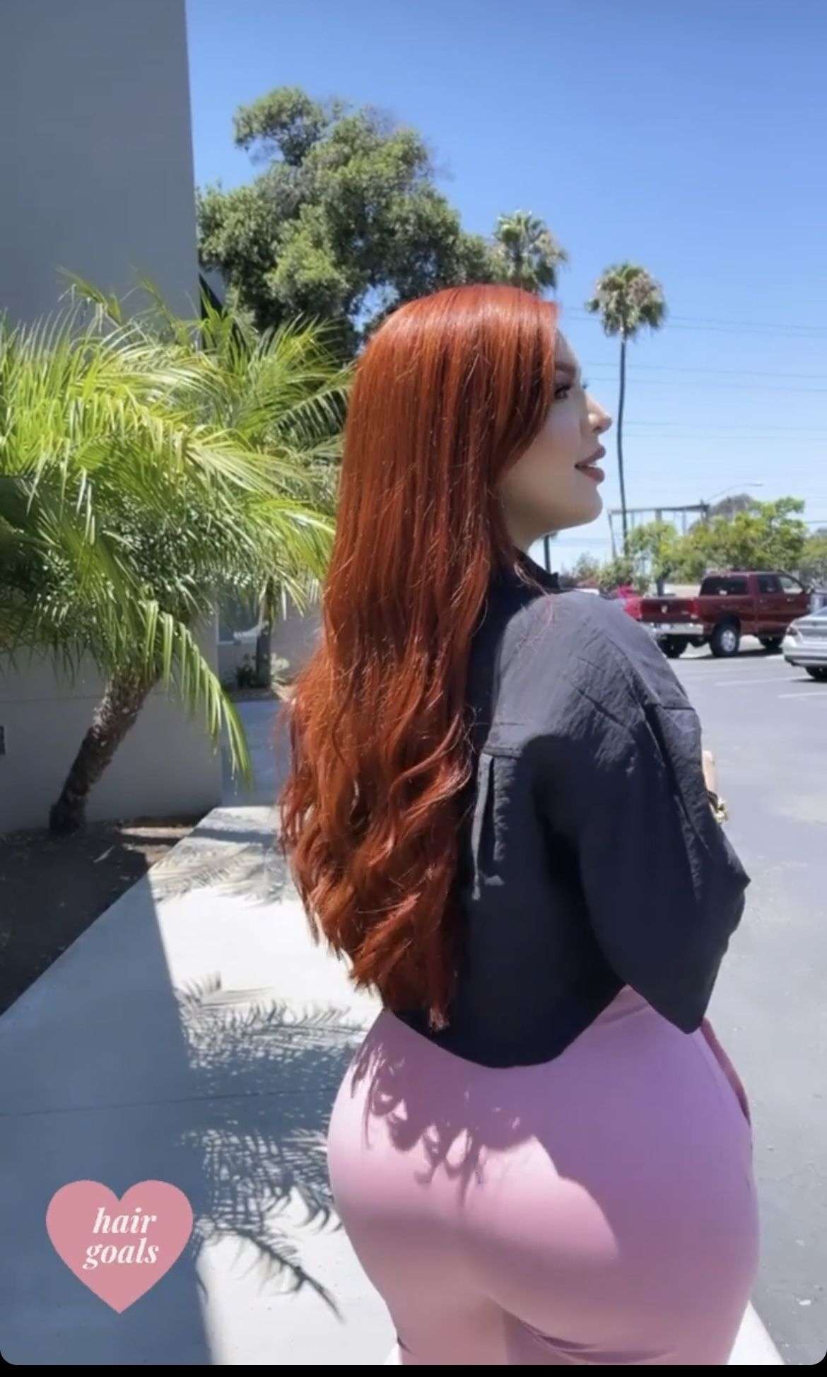 Book Girl for Night in Pakistan – minimal backdrop preview for fast scanning – Pakistan (Lahore, Islamabad, Karachi & more) – photo 10 of 15