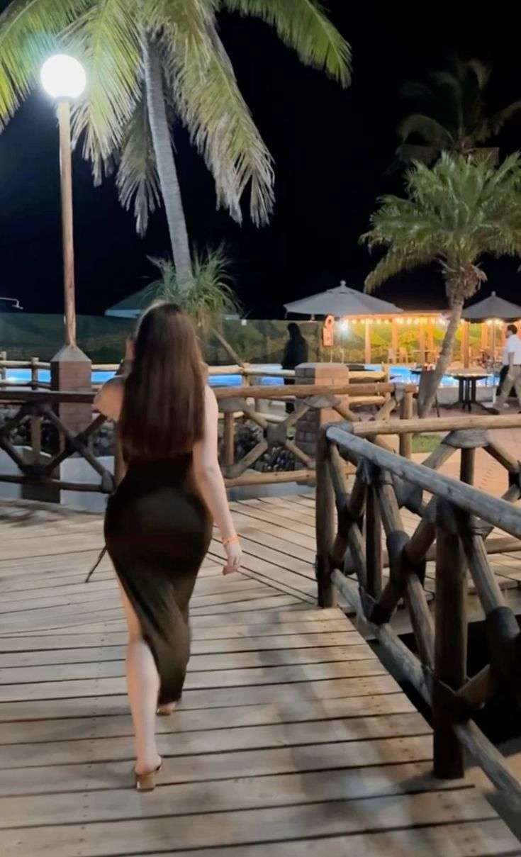 Book Girl for Night in Pakistan – simple wardrobe portrait with tidy framing – Pakistan (Lahore, Islamabad, Karachi & more) – photo 6 of 15