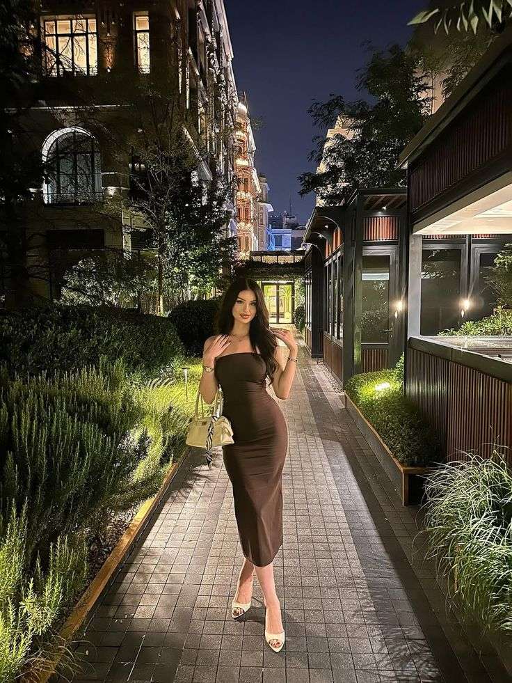 Book Girl for Night in Pakistan – minimal backdrop preview for fast scanning – Pakistan (Lahore, Islamabad, Karachi & more) – photo 8 of 15