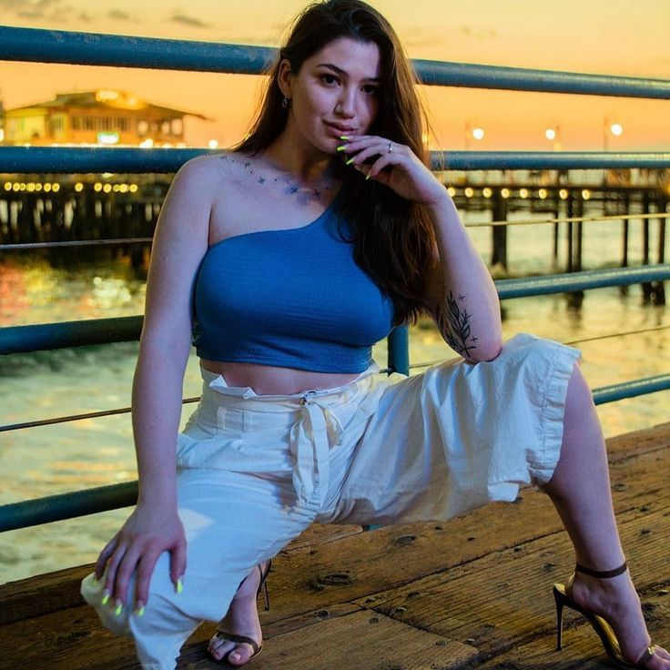 Book Girl for Night in Pakistan – gallery portrait shot for quick browsing – Pakistan (Lahore, Islamabad, Karachi & more) – photo 12 of 15