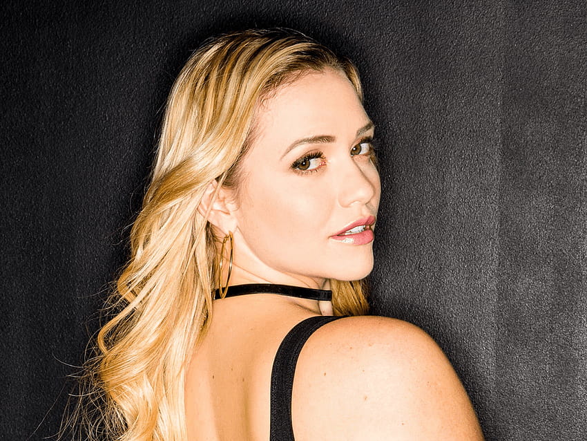 Book Girl for Night in Pakistan – profile preview with clean indoor lighting – Pakistan (Lahore, Islamabad, Karachi & more) – photo 3 of 15